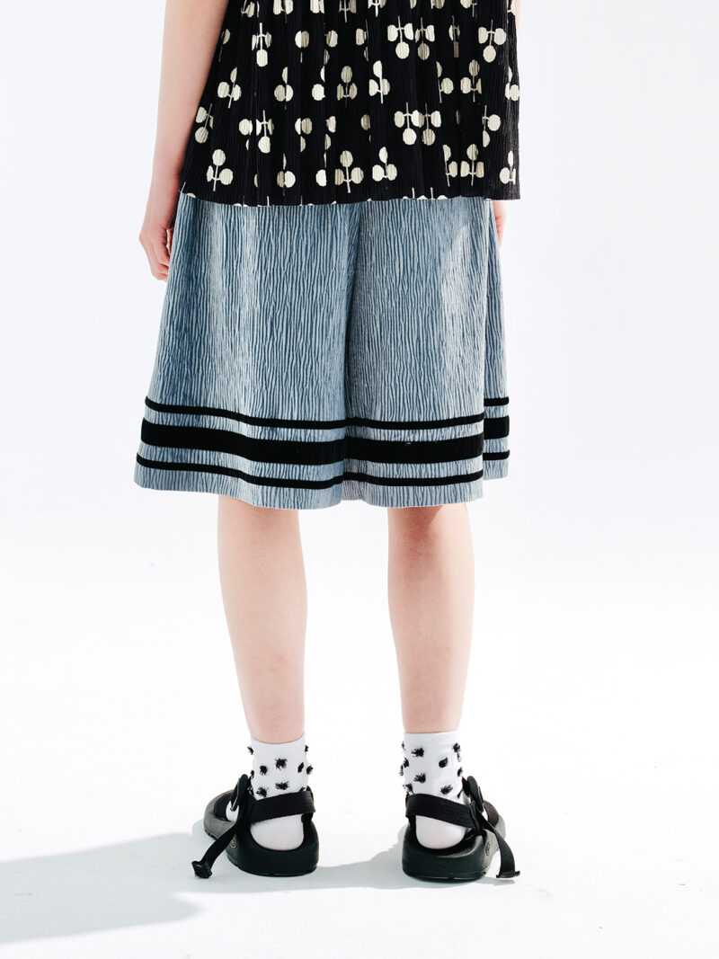 Elastic Waist Blue Striped Pleated Shorts for Women – Casual Wide Leg Style - Image 3