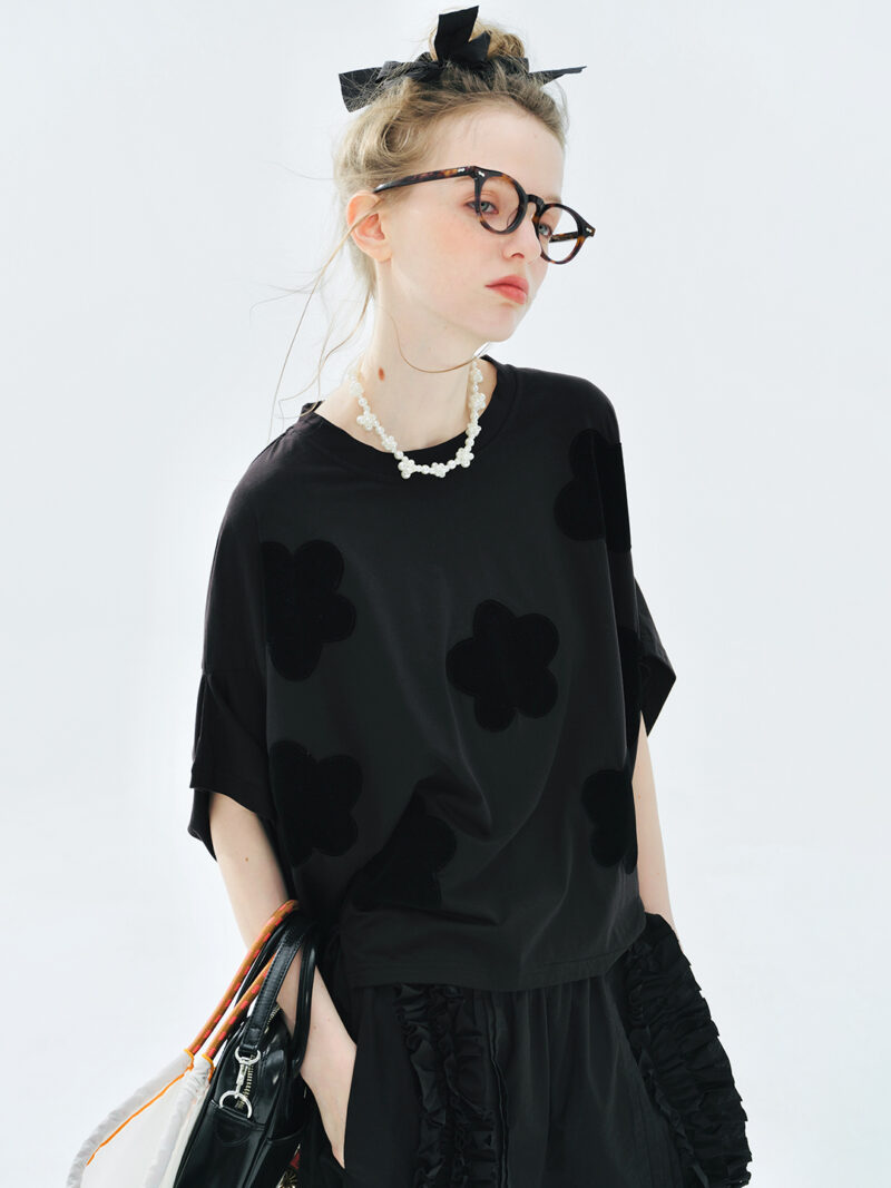 Artistic Polka Dot Summer Tee with Applique Design and Drop Sleeves - Image 2