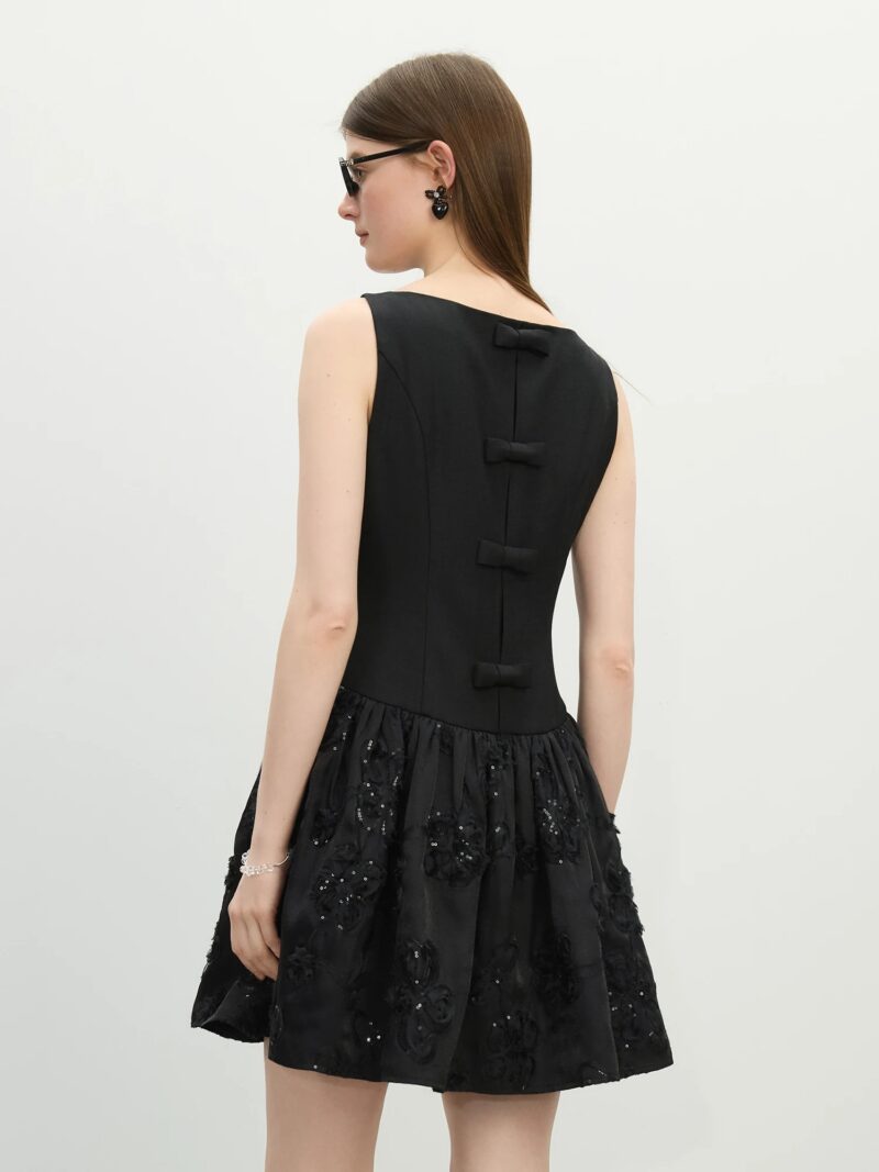 Minimalist Sleeveless Lace Flower Bud Dress - Image 4