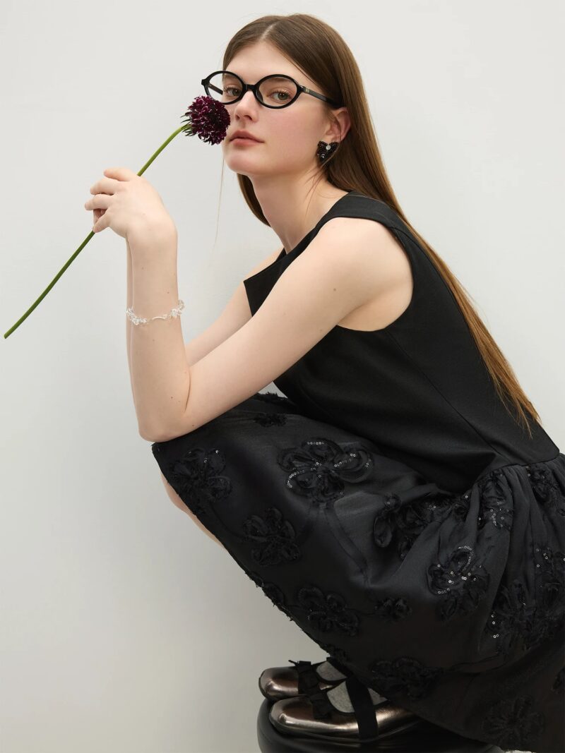 Minimalist Sleeveless Lace Flower Bud Dress - Image 5