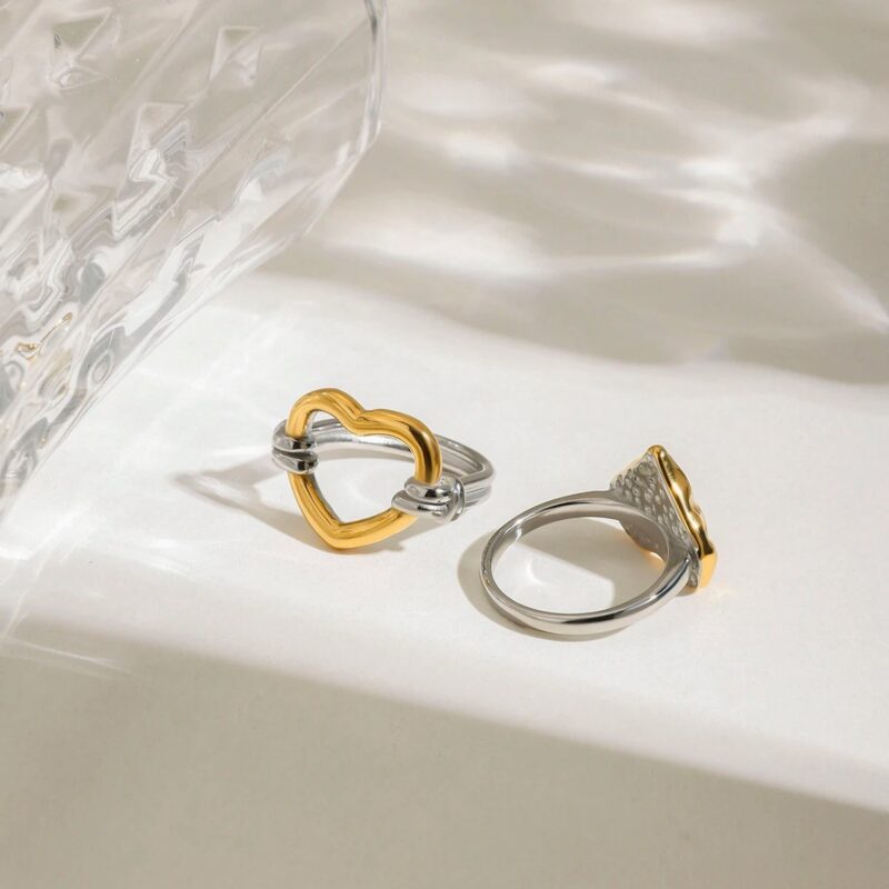 18K Gold Hammered Heart Ring - Image 3