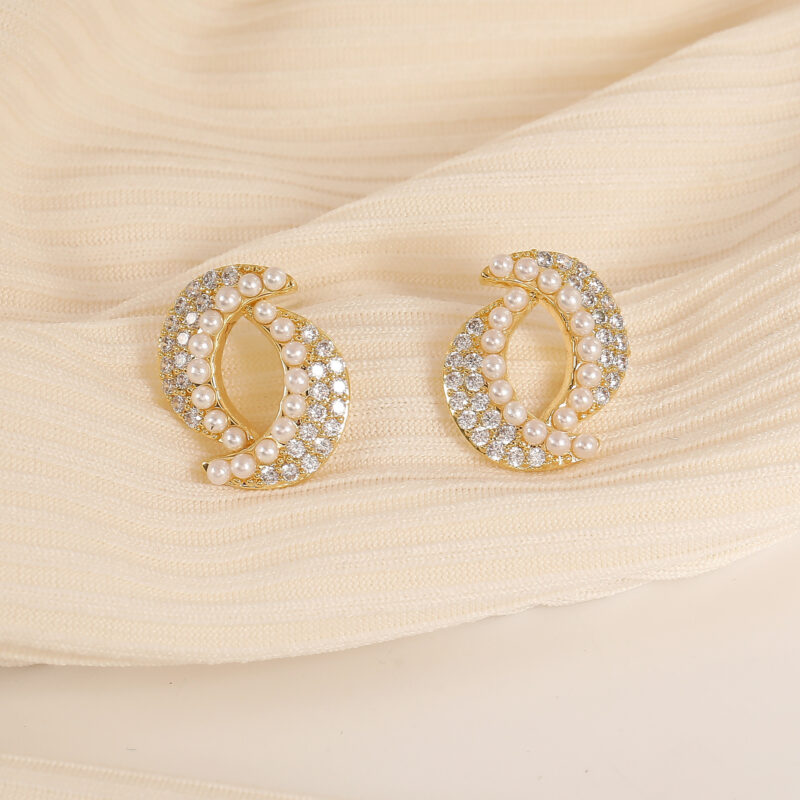 Elegant Double Moon Pearl Stud Earrings for Women – Hollow Oval Design - Image 3