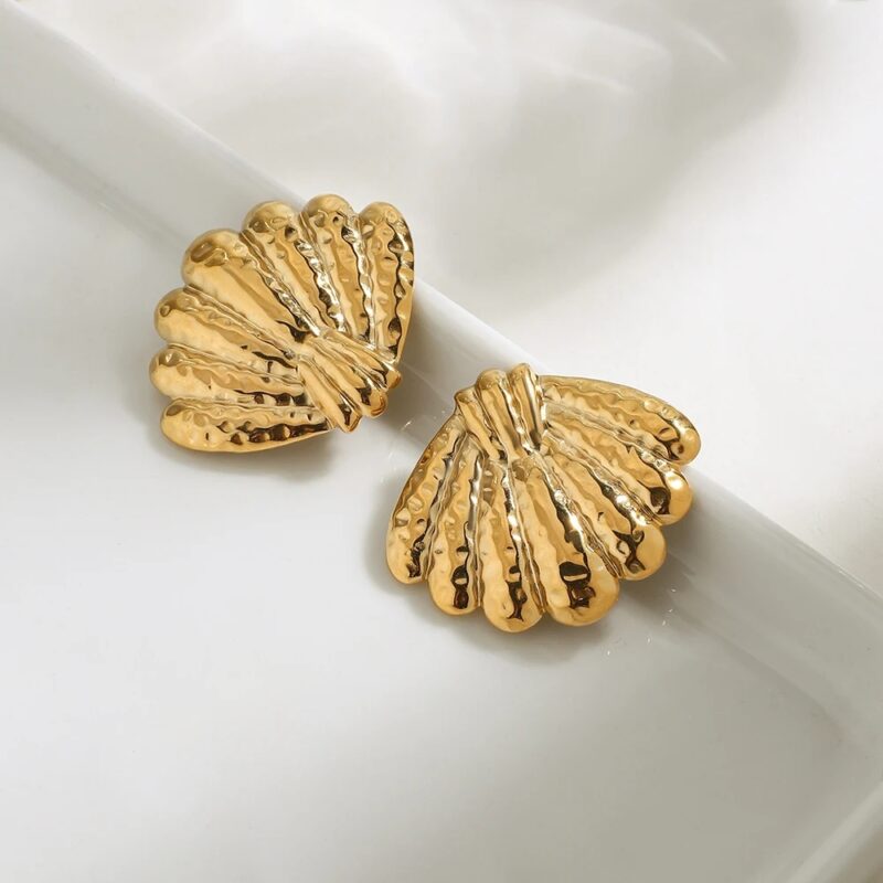 Retro Gold Hammered Shell Stud Earrings for Women - Image 4