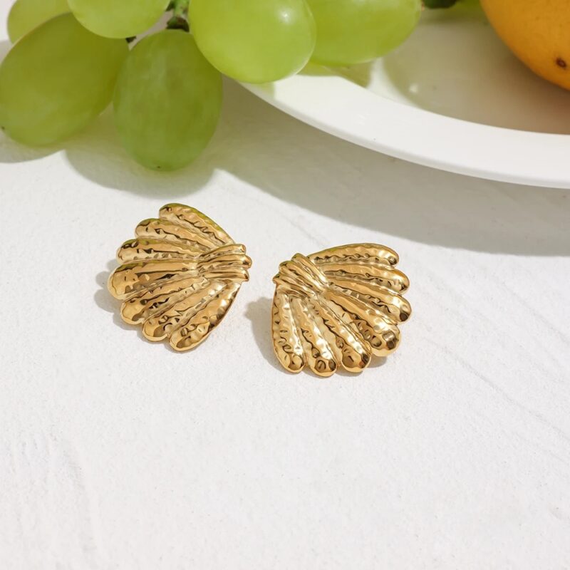 Retro Gold Hammered Shell Stud Earrings for Women - Image 5
