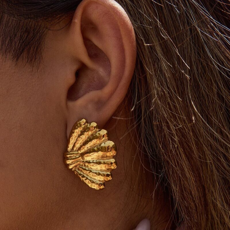 Retro Gold Hammered Shell Stud Earrings for Women - Image 3